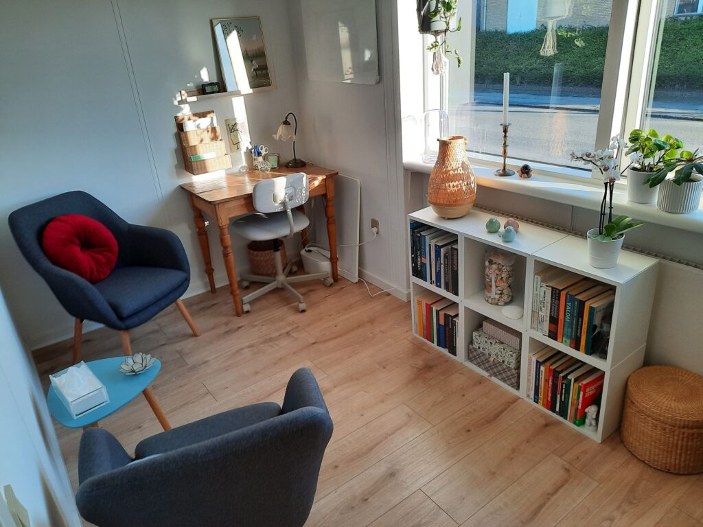 Lille hyggeligt rum til samtale hos Psykoterapi Højbjerg