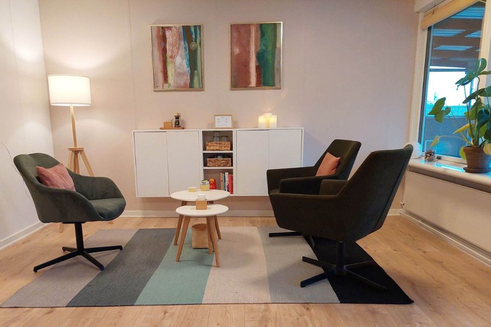 Samtalerum psykoterapeut Stine Zink. Tre behagelige, grønne stole og stribet tæppe