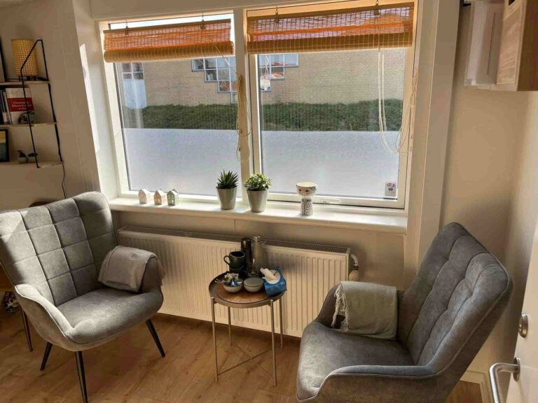 To grå stole hygger i Maries samtalerum